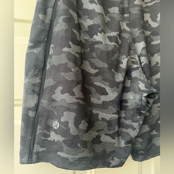 Lululemon Pace Breaker Short - Lined 9"
 in Variegated Black Camo Size S - Picture 13 of 13